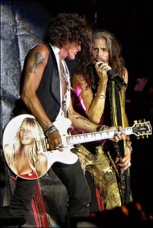 페리(왼쪽)가 2017년 7월 2일 스티븐 타일러(오른쪽)와 함께 공연하면서 그의 "빌리" 기타를 연주하고 있다.