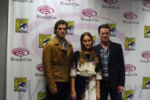 2011년 샌프란시스코에서 열린 원더콘에 참석한 이자벨 루커스, 헨리 카빌 및 루크 에반스