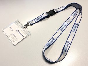 목걸이에 걸도록 디자인된 명찰