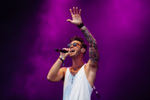 2014년 하이필드 페스티벌에서의 보컬리스트 바넷