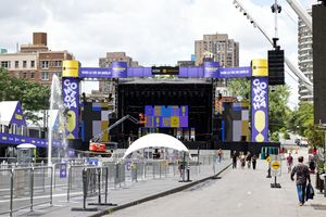 2024년 플라스 데 페스티벌에서 열린 ComediHa! 살뤼 몽레알 무대 세트. 저스트 포 러프(Just for Laughs) 브랜드 행사 포함