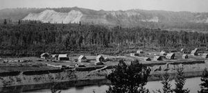 1910년의 Lheidli T'enneh 마을. 현재는 Lheidli T'enneh 기념 공원이다.