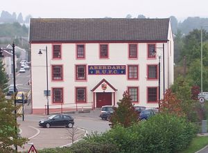 와니스 근처의 현대적인 애버데어 럭비 클럽. 표지판에는 RFC가 아닌 RUFC로 이니셜이 표시되어 있으며, 이는 이 지역의 럭비 유니언 클럽임을 나타낸다.