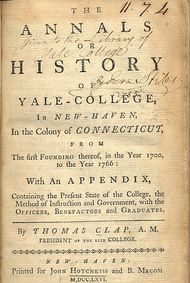 표지, 토머스 클랩의 "The Annals or History of Yale College in New Haven, in the Colony of Connecticut", 1766년. 책에는 "1785년 에즈라 스타일스가 예일 대학교 도서관에 기증함"이라는 메모가 적혀 있다.