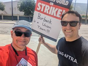 닥터로(왼쪽), 버뱅크 시장 콘스탄틴 앤서니와 함께 2023 미국 작가 조합 파업을 지지하는 피켓 시위 중