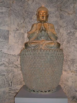 명나라 시대의 천 잎 연꽃 위에 있는 비로자나불상