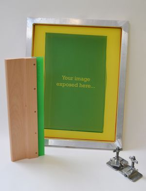 스크린 인쇄공들은 디자인을 스크린 인쇄하기 위해 실크 스크린, 스퀴지, 힌지 클램프를 사용한다. 잉크는 고무 스퀴지를 사용하여 메쉬를 통해 밀어내고, 힌지 클램프는 쉽게 정렬할 수 있도록 스크린을 제자리에 고정한다.