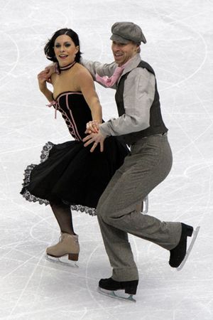 이자벨 드로벨과 올리비에 쇤펠더가 2010년 올림픽에서 프랑스풍의 오리지널 댄스를 선보이고 있다.