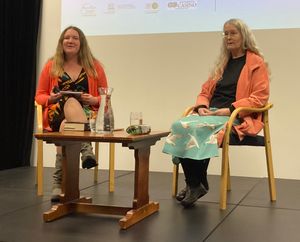 해나 패리와 엘리자베스 녹스가 2021년 더니든 작가 및 독자 페스티벌에 참여하고 있다.