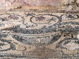 돔형 비잔틴 바실리카 옆의 모자이크