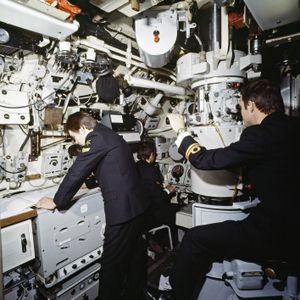 즈바르디스호의 작전실 내부에서 잠망경을 작동하는 모습