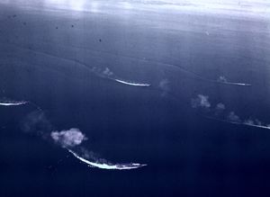 시부얀 해 해전 중 공습을 받는 일본 함선