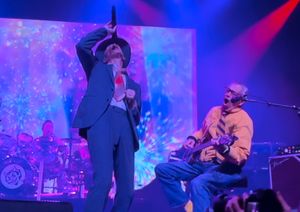 페리 파렐과 마이크 와트가 2024년 3월 10일 포르노 포 파이로스와 함께 공연하고 있다. 이것은 포르노 포 파이로스의 마지막 투어의 마지막 공연이었다.