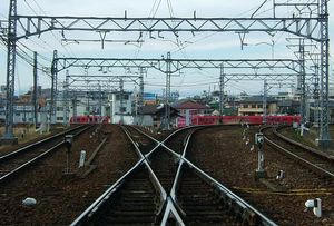 남쪽에서 본 비와지마 분기점, 왼쪽은 메이테츠 본선, 오른쪽은 이누야마선