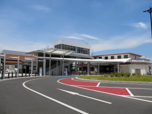 가니역과 신카니역 역 앞 광장