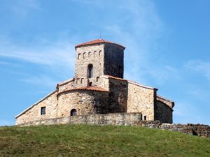 라스의 성 사도 베드로와 바울 교회, 역사적인 라슈카 지역의 중심