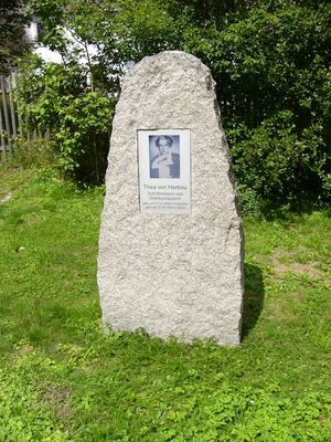 그녀의 고향인 타우펄리츠에 있는 기념비