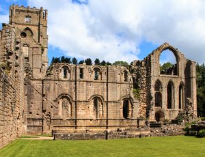 탑이 있는 대형 수도원의 폐허가 된 벽