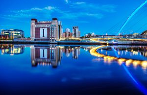 현대적인 건물로 둘러싸인 "발틱 제분소"라고 적힌 창고