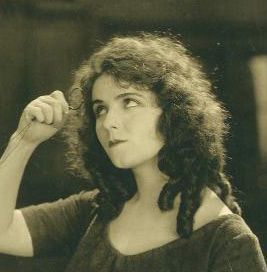 1919년, 아웃 욘더의 토머스