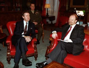 1997년 12월 윌리엄 코언 미국 국방장관과 함께 있는 쿡