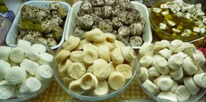 신선하고 숙성된 ġbejniet의 모음