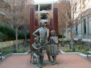 AB 그레이엄과 첫 번째 4-H 클럽을 묘사한 조각상