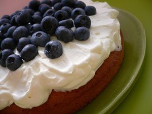 휘핑크림을 층으로 쌓아 올린 블루베리를 얹은 카토르 카(파운드 케이크)