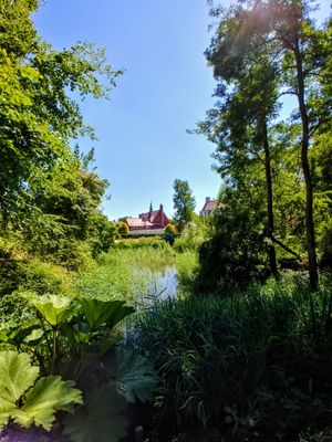 배경에 있는 대강당과 함께 있는 거턴의 오리 연못