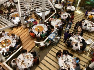 홍콩의 딤섬 시티에서 얌차를 즐기는 모습