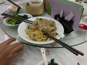 홍콩의 얌차 점심 식사에서 딤섬과 점심 요리가 있는 회전 테이블