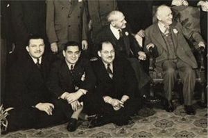 칼 렘레 (오른쪽 맨 끝), 어빙 리로이 레스 (왼쪽 맨 앞) 렘레의 70번째 생일 축하 행사 (1937).