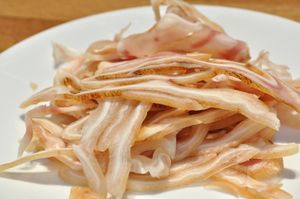 잘게 썬 돼지 귀