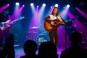 샤크와 그녀의 백 밴드가 2023년 6월 로스앤젤레스 모로칸 라운지에서 공연하고 있다.