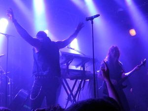 2016년 이스라엘에서 공연하는 심포니 엑스의 보컬리스트 러셀 앨런과 베이시스트 마이크 레폰드