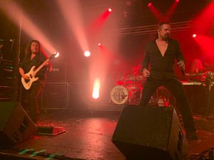 로미오가 왼쪽에서 기타를 연주하고 앨런이 음악을 즐기고 있다