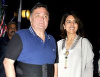 2017년 라케쉬 로샨 생일 파티에서 남편 리시 카푸어와 함께 있는 카푸어