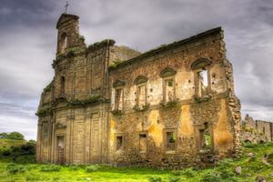 트로이나 아래의 제2차 세계 대전 당시 폭격당한 교회