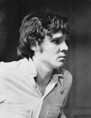 노스가 돈 베이커 역으로 출연한 연극 나비는 자유다의 디너 극장 공연