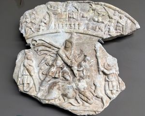 나중의 미트라교에서 황소 살해를 묘사한 대리석 부조, 서기 2~3세기