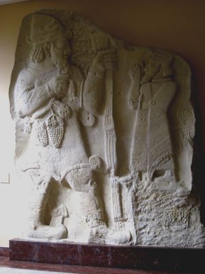 이브리즈 부조에 묘사된 루위아의 날씨 신의 한 화신인 "포도원의 Tarḫunz"