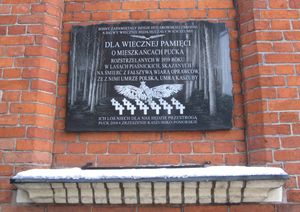 1939년 피아스니차 학살에서 독일군에 의해 살해된 푸츠크 주민들을 기리는 시청 기념 명판