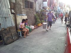 마닐라의 주택가를 걷는 mágtatahô (타호 판매상).