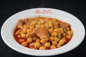 카디스에서 유래된 스페인식 메누도. 스페인의 특정 지역에서는 병아리콩 또는 가르반조를 추가한다.
