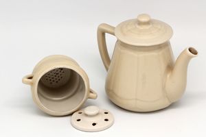 필터의 둥근 구멍이 보이는 도자기 프렌치 드립 커피 포트