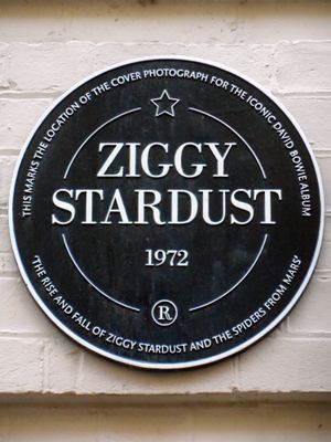 보위 앨범 'The Rise and Fall of Ziggy Stardust and the Spiders From Mars'의 표지 사진 촬영 장소를 표시하는 명판