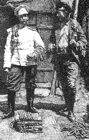 윌리엄 삭트레벤(오른쪽)과 러시아 친구가 1892년 굴자의 식당에서 식사할 돈으로 충분한 엽전을 묶은 끈을 들고 있다.