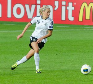 UEFA 여자 유로 2013에서 독일 대표팀 선수로 활약한 괴슬링