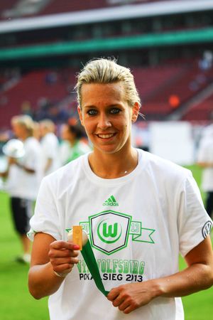 2013년 DFB-포칼 우승컵을 든 괴슬링