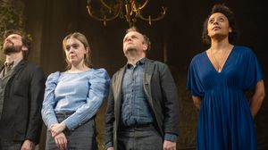 우드 (왼쪽에서 두 번째)는 2020년 연극 바냐 아저씨에 출연했다.